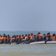 Un bote inflable con migrantes a bordo en aguas francesas Marcin Nowak / Zuma Press / Europa Press / Contact