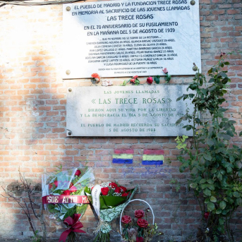 Placa homenaje de 'Las Trece Rosas" en el cementerio de La Almudena, Madrid, a 5 de agosto de 2026. PSOE Placa homenaje de 'Las Trece Rosas" en el cementerio de La Almudena, Madrid, a 5 de agosto de 2026. PSOE