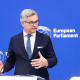 El comisario europeo de Asuntos de Interior y Migración, Magnus Brunner, interviene en el edificio del Parlamento Europeo. Philipp von Ditfurth/dpa