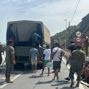 El Ejército transporta a centenares de migrantes desde las barriadas de Ceuta de vuelta a la frontera EUROPA PRESS El Ejército transporta a centenares de migrantes desde las barriadas de Ceuta de vuelta a la frontera EUROPA PRESS