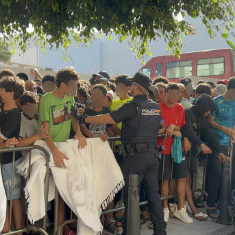 Niños y niñas esperan a las puertas de la Jefatura Superior de Policía de Ceuta para que les registren, a 7 de agosto de 2026, en Ceuta (España). Gabriela Sardá Núñez - Europa Press Niños y niñas esperan a las puertas de la Jefatura Superior de Policía de Ceuta para que les registren, a 7 de agosto de 2026, en Ceuta (España). Gabriela Sardá Núñez - Europa Press