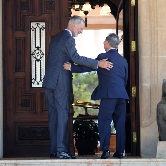 EuropaPress 7704032 rey vi junto juan jesus vivas lara presidente ciudad autonoma ceuta palacio