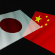 Banderas de Japón (I) y China (D) Europa Press/Contacto/Andre M. Chang