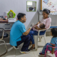 San Lorenzo, Amazonía peruana. El licenciado en Enfermería Randal Luis Pérez Rivera administra una vacuna infantil de rutina en la Red de Salud de San Lorenzo, en San Lorenzo, región de Loreto. SEBASTIAN CASTANEDA // UE