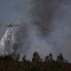Una aeronave del Infoca combate el incendio forestal declarado en la localidad onubense de Niebla. Clara Carrasco - Europa Press