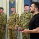 Volodimir Zelenski, presidente de Ucrania, durante una entrega de medallas a militares de su país. Europa Press/Contacto/PRESIDENT OF UKRAINE
