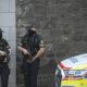 Miembros de la Garda esperan a las puertas del Tribunal Especial de Dublín tras la detención del presunto capo Daniel Kinahan  Mark Marlow/PA Wire/dpa