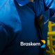 Operario y logo de Braskem. BRASKEM