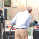 Hombre repostando combustible. EUROPA PRESS