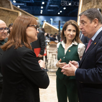 La presidenta de Paradores, Raquel Sánchez, y el ministro de Agricultura, Pesca y Alimentación, Luis Planas, en el estand de Paradores de España, en la Feria Internacional de Turismo FITUR 2025, en Ifema Madrid. Eduardo Parra - Europa Press