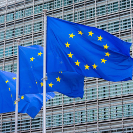 Tres banderas de la Unión Europea ondean frente al edificio Berlaymont de Bruselas, sede de la Comisión Europea. Alicia Windzio/dpa