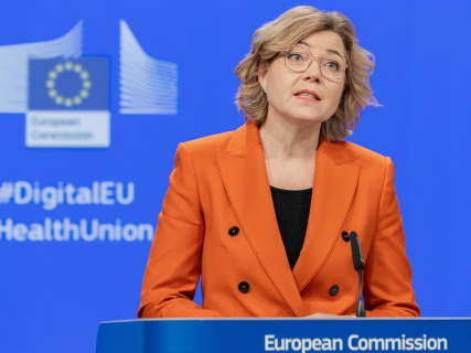 Henna Virkkunen, vicepresidenta de la Comisión Europea para Soberanía Tecnológica, Seguridad y Democracia, interviene durante una rueda de prensa.  Jennifer Jacquemart/European Com / DPA