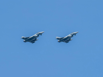 Dos cazas Eurofighter Typhoon realizan un vuelo a baja altura    Europa Press/Contacto/Ron Adar