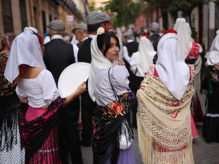 EuropaPress 7708991 varias personas procesion imagen san lorenzo calles barrio lavapies (1)