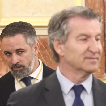 El presidente de Vox, Santiago Abascal (i), y el presidente del PP, Alberto Núñez Feijóo (d),  en un acto oficial en el Congreso Eduardo Parra - Europa Press