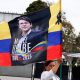 Una persona ondea una bandera de Colombia con el rostro del difunto senador Miguel Uribe Turbay, en Bogotá Europa Press/Contacto/Jorge Londono