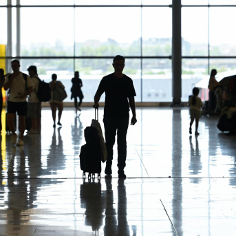 Varios viajeros en la zona de llegadas, en la T4, a 9 de agosto de 2026, en Madrid (España).  Gustavo Valiente - Europa Press