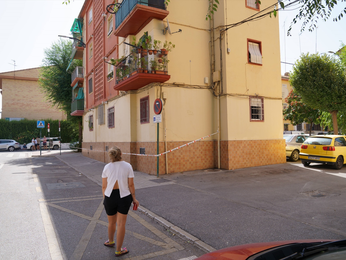 A neighbor contemplates the damage caused by the earthquake of August 18 2026 in Granada