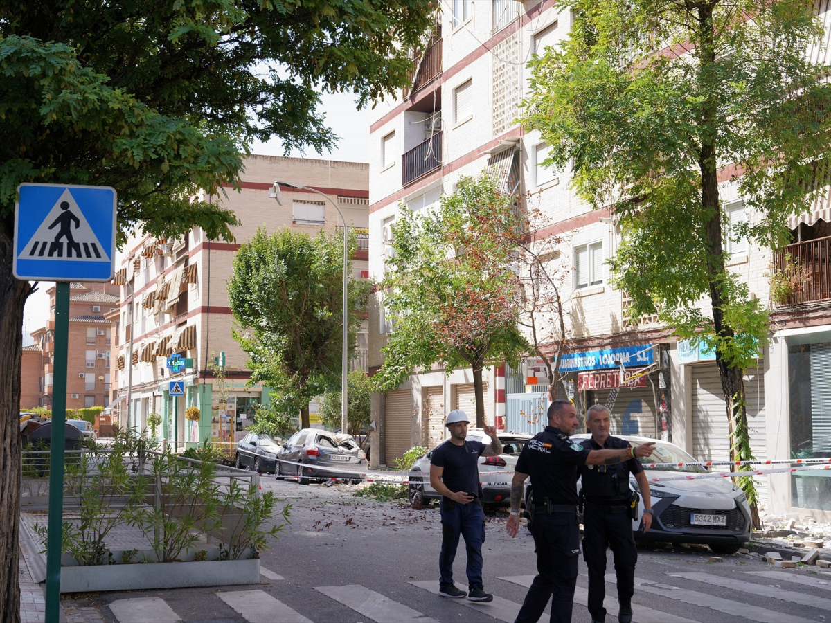 Authorities cordon off the area due to the damage caused by the earthquake of August 18, 2026, in Granada