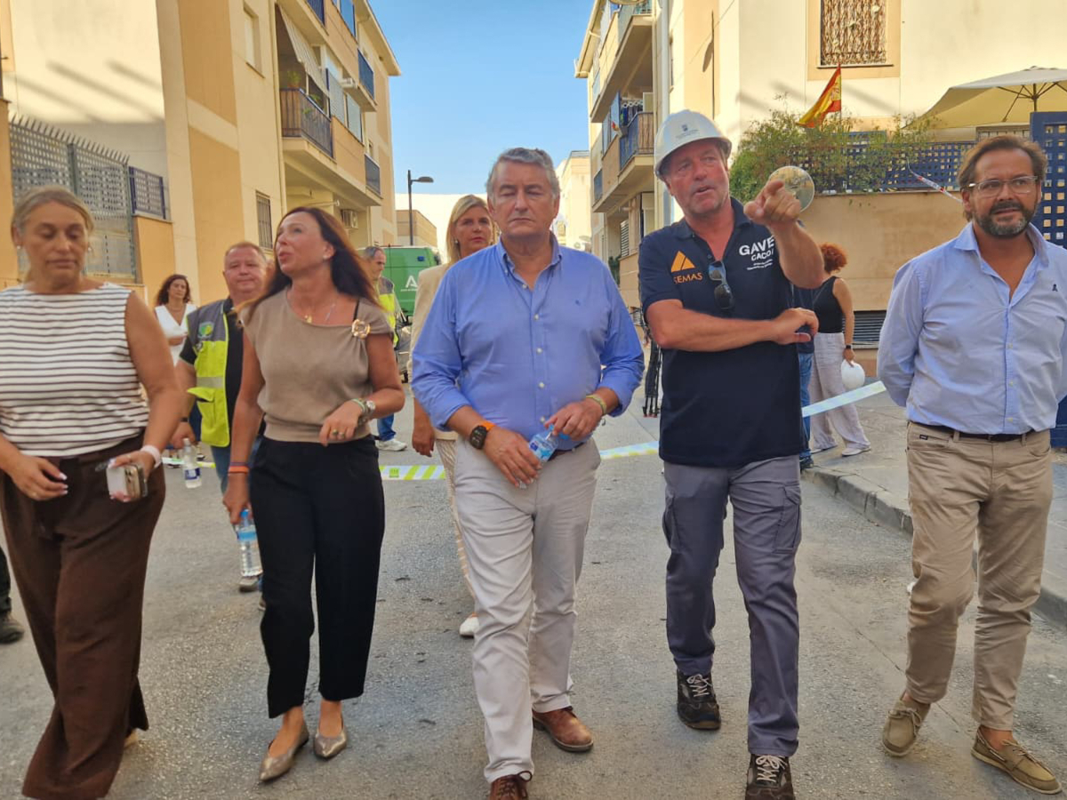 El vicepresident primer i conseller de Presidència, Sanitat i Emergències, Antonio Sanz visita el barri desallotjat de Las Gabias |Europa Press El vicepresident primer i conseller de Presidència, Sanitat i Emergències, Antonio Sanz visita el barri desallotjat de Las Gabias |Europa Press