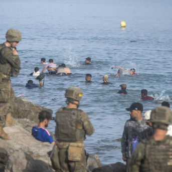 Militares en la playa de Ceuta durante las llegadas de los días 30 y 31 de julio Marcos Moreno - Europa Press
