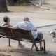Dos personas y un perro. David Zorrakino - Europa Press