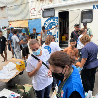 La presidenta del Colegio de Enfermería de Ceuta, Rosa Fuentes, en primera línea asistencial en la crisis migratoria de Ceuta. MÉDICOS DEL MUNDO