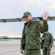 Un militar ruso liberado tras haber estado cautivo en Ucrania saluda con la mano al bajar de un avión. Europa Press/Contacto/Mikhail Metzel