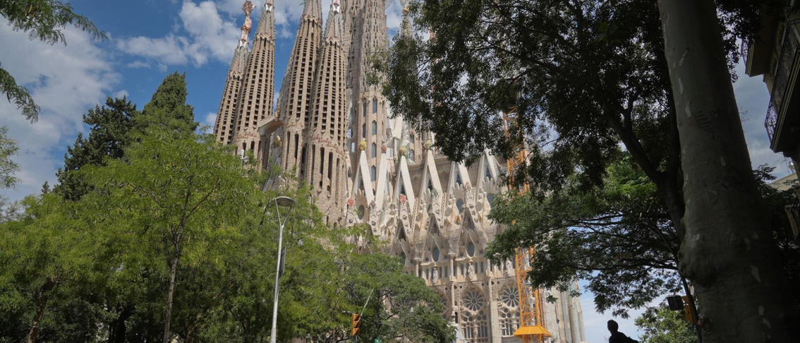 Varios turistas caminan en las inmediaciones de la Sagrada Familia, a 6 de agosto de 2026, en Barcelona, Cataluña (España). David Zorrakino - Europa Press