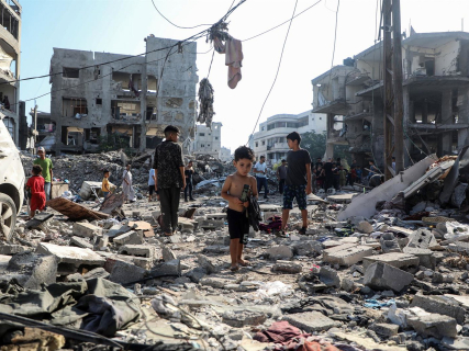 Varios menores palestinos caminan sobre los escombros en el campo de desplazados de Shati, ciudad de Gaza, devastado por los atques de Israel Europa Press/Contacto/Rizek Abdeljawad