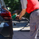 Una persona reposta gasolina en un coche el pasado mes de julio en Madrid. Marta Fernández - Europa Press