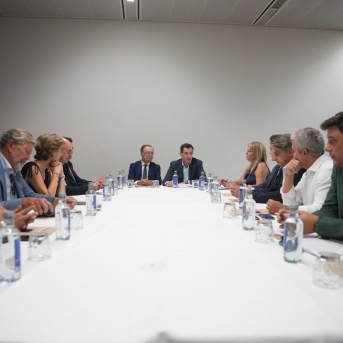 El presidente de la Junta de Andalucía, Juanma Moreno, se reúne con empresarios y con la Cámara de Comercio de Ceuta en su visita a la ciudad autónoma.  JUNTA DE ANDALUCÍA