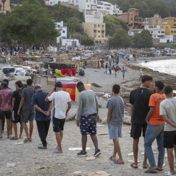 Varios inmigrantes en una playa, a 19 de agosto de 2026, en Ceuta (España). Marcos Moreno - Europa Press Varios inmigrantes en una playa, a 19 de agosto de 2026, en Ceuta (España). Marcos Moreno - Europa Press