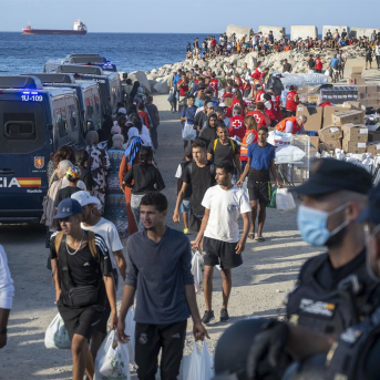 Miembros de la Cruz Roja atienden a varios inmigrantes, en la playa del Trampolín, a 20 de agosto de 2026, en Ceuta (España) Marcos Moreno - Europa Press Miembros de la Cruz Roja atienden a varios inmigrantes, en la playa del Trampolín, a 20 de agosto de 2026, en Ceuta (España) Marcos Moreno - Europa Press