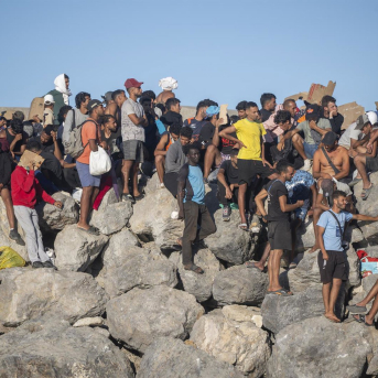 Miembros de la Cruz Roja reparten comida a los inmigrantes en una playa, a 21 de agosto de 2026, en Ceuta (España). Marcos Moreno - Europa Press Miembros de la Cruz Roja reparten comida a los inmigrantes en una playa, a 21 de agosto de 2026, en Ceuta (España). Marcos Moreno - Europa Press