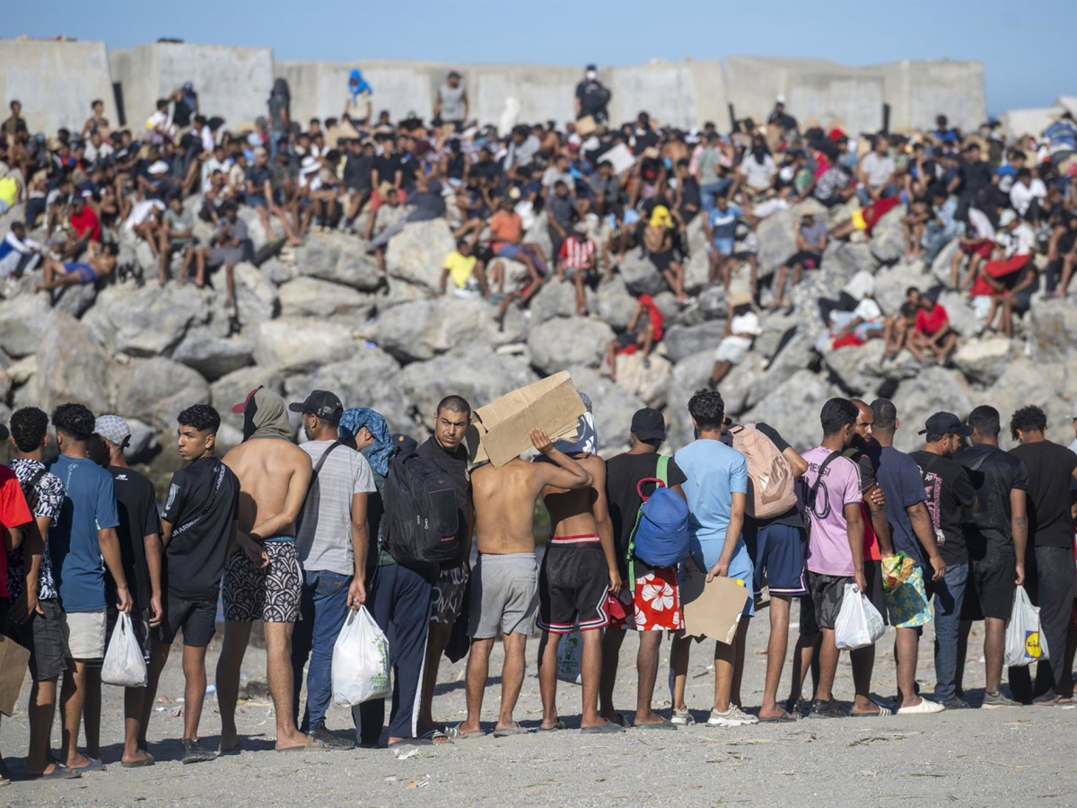 Vàries immigrants en una platja, a 21 d'agost de 2026, a Ceuta (Espanya). Marcos Moreno - Europa Press Vàries immigrants en una platja, a 21 d'agost de 2026, a Ceuta (Espanya). Marcos Moreno - Europa Press