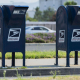 Buzones de entrega de correo del Servicio Postal de Estados Unidos (USPS) con servicio desde el automóvil se ubican en Alessandro Boulevard, frente al edificio del USPS en Moreno Valley, California. Terry Pierson/Orange County Regi / DPA