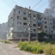 El humo se eleva en columnas desde un edificio dañado tras un ataque ruso contra Kramatorsk, en un ataque el pasado 18 de agosto. Europa Press/Contacto/David Allignon