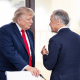 El primer ministro de Canadá, Mark Carney, conversa con el presidente de EEUU, Donald Trump, en el marco de la cumbre del G7 en Évian, en Francia.  Europa Press/Contacto/Christopher Katsarov