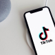 Móvil con imagen de la red social TikTok. UGR