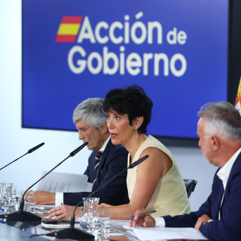 Los ministros Fernando Grande-Marlaska, Elma Saiz y Ángel Víctor Torres, en la rueda de prensa posterior al Consejo de Ministros. Pool Moncloa/ Fernando Calvo. 