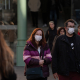 Imagen de archivo de varias personas con mascarillas. 