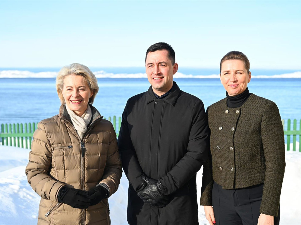 The President of the European Commission, Ursula von der Leyen, alongside the Greenlandic Prime Minister, Jens-Frederik Nielsen, and the Danish Prime Minister, Mette Frederiksen, on her last trip to Greenland in 2024. EUROPEAN COMMISSION The President of the European Commission, Ursula von der Leyen, alongside the Greenlandic Prime Minister, Jens-Frederik Nielsen, and the Danish Prime Minister, Mette Frederiksen, on her last trip to Greenland in 2024. EUROPEAN COMMISSION