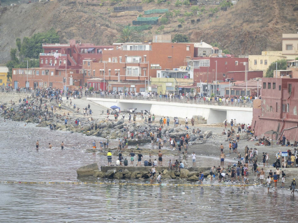 Decenas de personas intentando cruzar la frontera, a 31 de julio de 2026, en Ceuta (España).   Marcos Moreno - Europa Press