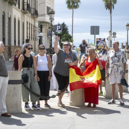 EuropaPress 7734648 varias personas portan bandera espana mientras manifiestan ayuntamiento 27