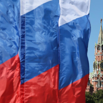 Ondean las banderas de Rusia, con la Torre Spasskaya del Kremlin de Moscú al fondo. Europa Press/Contacto/Sergei Malgavko Ondean las banderas de Rusia, con la Torre Spasskaya del Kremlin de Moscú al fondo. Europa Press/Contacto/Sergei Malgavko