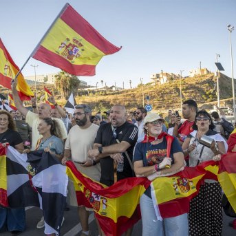 Decenas de personas durante una manifestación pacífica, a 29 de agosto de 2026, en Ceuta (España).  Marcos Moreno - Europa Press