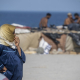 Una persona migrante asentada en la playa del Trampolín, a 31 de agosto de 2026, en Ceuta (España).  Marcos Moreno - Europa Press