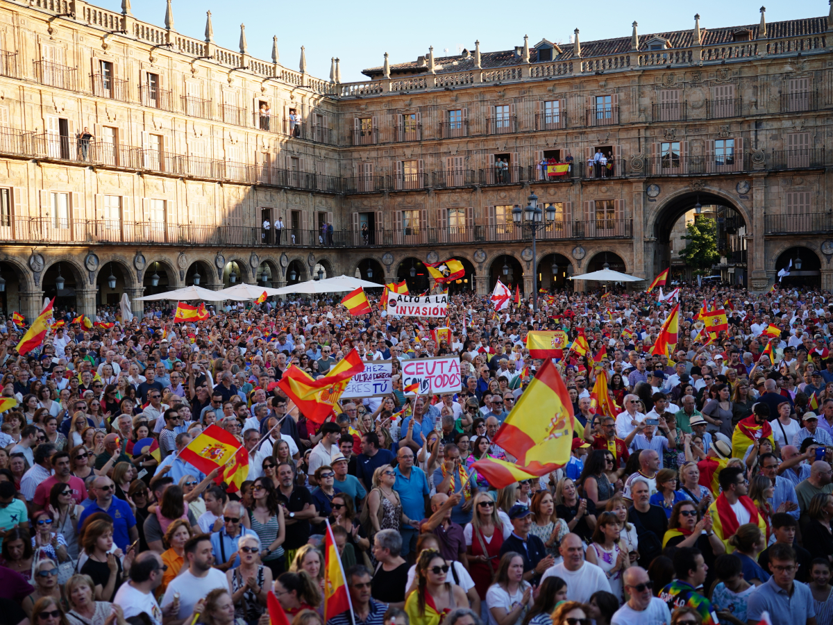 Decenas de personas durante una concentración en solidaridad con Ceuta, en la Plaza Mayor | Europa Press