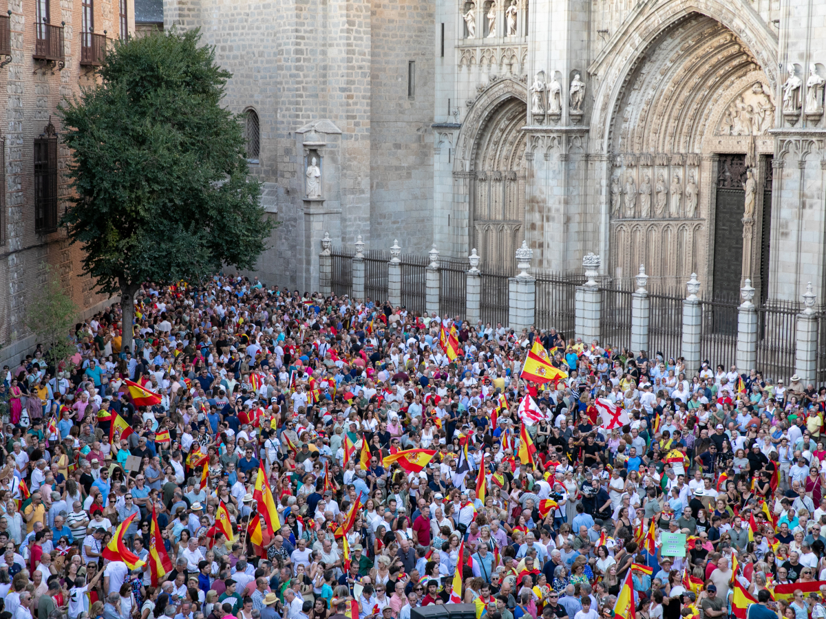 Decenas de personas durante una concentración en solidaridad con Ceuta, a 2 de septiembre de 2026, en Toledo | Europa Press